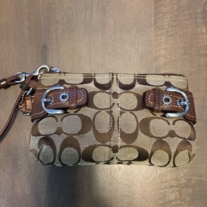 COACH SIGNATURE PATTERN WRISTLET